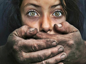  تعرض رجال فريق العمل للاعتداء إذ جُردوا من ملابسهم 