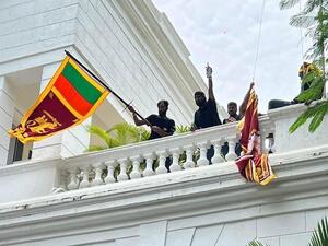 موظفو الهجرة يهينون الرئيس