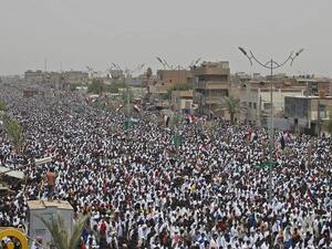 أنصار زعيم التيار الصدري مقتدى الصدر يحتشدون في صلاة جماعية في بغداد