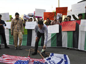 ردد الحشد هتافات "الموت لأمريكا" و"الموت لإسرائيل"