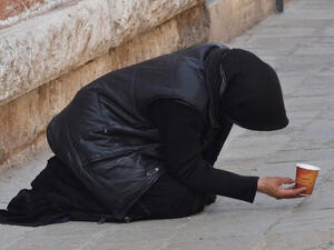  تصل عقوبة المتهمة إلى السجن مدة لا تزيد على سنة، أو بغرامة لا تزيد على مائة ألف ريال