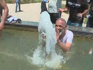 الاستحمام في نافورة داخل مبنى البرلمان العراقي