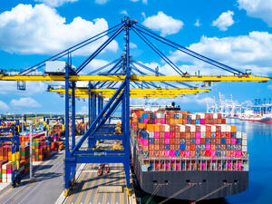 (Source: Shutterstock) Dubai Chamber of Commerce Members’ Exports Grow by 17.8 in H1 2022