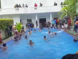 متظاهرون في قصر رئيس سريلانكا