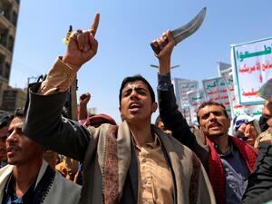 المتمردون الحوثيون المدعومين ايرانيا يخرقون الهدنة ويقتلون 10 جنود