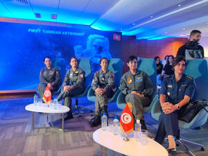 قائدات تونسيات لطائرات حربية يتسابقن الى الفضاء