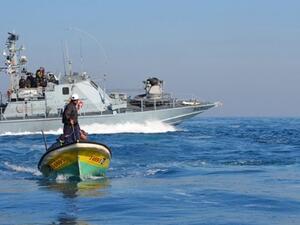 غزة.. الاحتلال الإسرائيلي يغرق مركب صيد فلسطيني