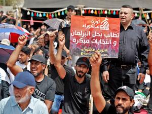 Supporters of Iraqi Shiite cleric Moqtada Sadr chant slogans during their vigil outside parliament headquarters in the capital Baghdad's high-security Green Zone on August 26, 2022 as they continue to protest against the nomination of a rival Shiite faction for government leadership. (Photo by AHMAD AL-RUBAYE / AFP) Muqtada al-Sadr