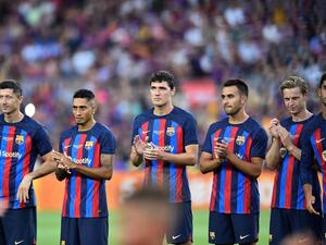 Barcelona's players clap before the start of the 57th Joan Gamper Trophy friendly football match between FC Barcelona and Club Universidad Nacional Pumas at the Camp Nou stadium in Barcelona on August 7, 2022. (Photo by Pau BARRENA / AFP)