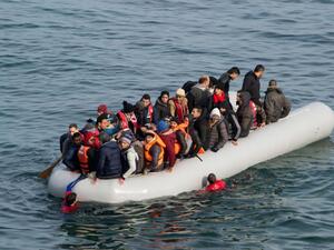 قارب مهاجرين في البحر