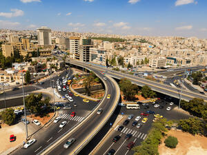  عانى القطاع العام في الأردن، كما في العديد من الدول العربية، من ترهل تدريجي