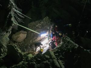 البحث عن ناجين من تحت التراب في انهيار كربلاء