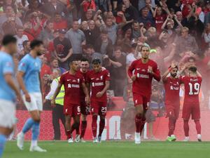 Liverpool's Egyptian midfielder Mohamed Salah (2nd R) celebrates with teammates after shooting a penalty kick and scoring his team second goal during the English FA Community Shield football match between Liverpool and Manchester City at the King Power Stadium in Leicester on July 30, 2022. (Photo by Nigel Roddis / AFP)