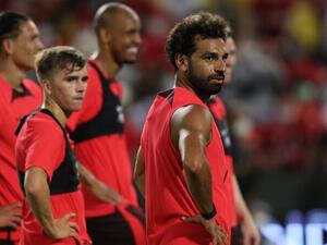 Liverpool's Egyptian forward Mohamed Salah (R) takes part in a training session at Rajamangala National Stadium in Bangkok on July 11, 2022, a day before an exhibition football match in the Thai capital against English Premier League rival Manchester United. (Photo by Jack TAYLOR / AFP)