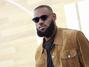 US basketball player LeBron James arrives for Netflix's Los Angeles premiere of "Hustle" held at the Westwood Regency Village Theatre on June 1, 2022 in Los Angeles, California. (Photo by Michael Tran / AFP)