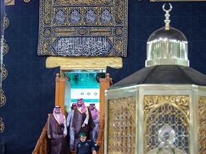 فور وصول الأمير محمد بن سلمان إلى المسجد الحرام، طاف بالبيت العتيق وأدى ركعتي الطواف