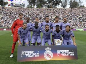 Real Madrid players pose for a photograph before the start of a friendly soccer match against Juventus at the Rose Bowl on July 30, 2022 in Pasadena, California. Kevork Djansezian/Getty Images/AFP (Photo by KEVORK DJANSEZIAN / GETTY IMAGES NORTH AMERICA / Getty Images via AFP)