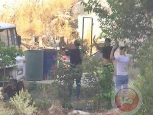 مقاومان فلسطينيان يسلمان نفسيهما لجنود الاحتلال