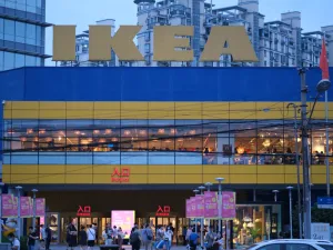 Video: Shoppers Rush for Exits at Shanghai's IKEA Store Amid COVID-19 Lockdown