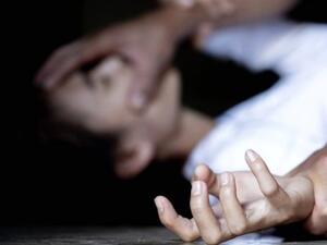 ضرب زوجته (40 عاماً) بآلة حادة خلف الرأس، ثم بدا في خنق أطفاله الثلاثة، 15 عاماً وتوأم عمره 12 عاماً