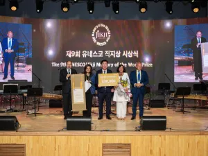 AUC’s Rare Books and Special Collections Library Accepts 2022 UNESCO/JIKJI Memory of the World Prize in South Korea