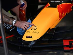 This picture shows a message on the nose of a Red Bull Racing's car to pay tribute after Queen Elizabeth II died at the age of 96, before the third practice session ahead of the Italian Formula One Grand Prix at the Autodromo Nazionale circuit in Monza on September 10, 2022. (Photo by MIGUEL MEDINA / AFP)