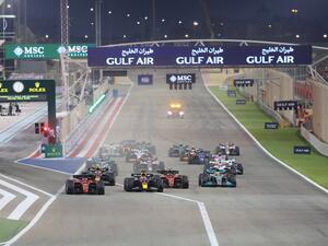 Ferrari's Monegasque driver Charles Leclerc (L) leads at the start of the Bahrain Formula One Grand Prix at the Bahrain International Circuit in the city of Sakhir on March 20, 2022. (Photo by Giuseppe CACACE / AFP)