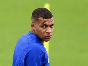 Paris Saint-Germain's French forward Kylian Mbappe takes part a training session at the club's training ground in Saint-Germain-en-Laye on September 13, 2022, on the eve of their UEFA Champions Leage first round group H football match against Maccabi Haifa. (Photo by FRANCK FIFE / AFP)