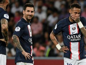 Paris Saint-Germain's Argentinian forward Lionel Messi (L) and Paris Saint-Germain's Brazilian forward Neymar react during the French L1 football match between Toulouse FC and Paris-Saint Germain (PSG) at Stadium TFC in Toulouse, southwestern France, on August 31, 2022. (Photo by Valentine CHAPUIS / AFP)