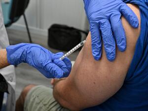 A nurse vaccinates a patient against monkeypox at a Centre gratuit d'information, de dépistage et de diagnostic (CeGIDD) in Montpellier, southern France on August 23, 2022. (Photo by Pascal GUYOT / AFP)