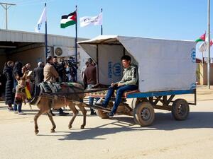 A Syrian refugee rides a donkey-cart at the Zaatari refugee camp, 80 kilometers (50 miles) north of the Jordanian capital Amman on February 15, 2021. / AFP / Khalil MAZRAAWI Syrian refugees
