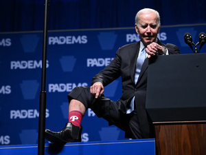  Joe Biden shows off his Philadelphia Phillies sock