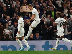 Tottenham Hotspur's English striker Harry Kane (C) celebrates with teammates after scoring a penatly kick and his team second goal during the UEFA Champions League Group D football match between Tottenham Hotspur and Eintracht Frankfurt at the Tottenham Hotspur Stadium, in London, on October 12, 2022. (Photo by Adrian DENNIS / AFP)