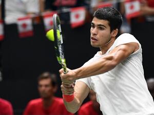 Spain's Carlos Alcaraz returns the ball to Canada's Felix Auger-Aliassime during the group stage men's singles match between Spain and Canada of the Davis Cup tennis tournament at the Fuente San Luis Sports Hall in Valencia, on September 16, 2022. Spain's Davis Cup team will compete in the group stage against Serbia, Canada and South Korea from September 14 to 18. (Photo by Jose Jordan / AFP)