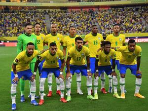 Brazil's football team poses for a picture before the South American qualification football match against Uruguay for the FIFA World Cup Qatar 2022, in Arena Amazonia, Manaus, Brazil, on October 14, 2021. (Photo by NELSON ALMEIDA / AFP)