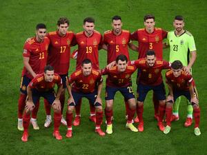 Spain players pose prior to the UEFA Nations League semifinal football match between Italy and Spain at the San Siro (Giuseppe-Meazza) stadium in Milan, on October 6, 2021. (Photo by Marco BERTORELLO / POOL / AFP)