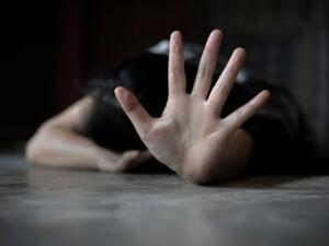 توجه الجناة برفقة الفتاة الى منطقة خالية واعتديا عليها بالتناوب الى ان اشبعا رغباتهما الجنسية 