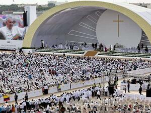 30 ألف يشاركون بقداس البابا بالبحرين