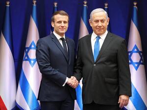 Israeli Prime Minister Benjamin Netanyahu (R) shakes hands with French President Emmanuel Macron prior to a bilateral meeting on the sidelines the 75th anniversary of liberation of Auschwitz. AFP / Ludovic Marin French President