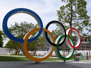 The Olympic Ring displayed at the Japan Sport Olympic Square beside the under constructing national stadium (background) in Tokyo on May 18, 2019. / AFP / Toshifumi KITAMURA