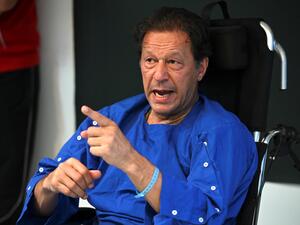 In this picture taken on on November 4, 2022, Pakistan's former prime minister Imran Khan addresses the media representatives at a hospital in Lahore, a day after an assassination attempt on him. (Photo by Arif ALI / AFP) Imran Khan