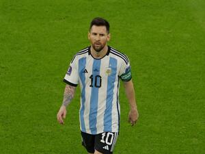 Argentina's forward #10 Lionel Messi leaves at half-time in the Qatar 2022 World Cup Group C football match between Argentina and Mexico at the Lusail Stadium in Lusail, north of Doha on November 26, 2022. (Photo by Odd ANDERSEN / AFP)