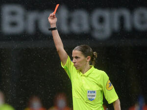 French refere Stephanie Frappart shows a red card during the French L1 football match between Stade Rennais FC and Lille LOSC at The Roazhon Park Stadium in Rennes, western France on December 1, 2021. (Photo by JEAN-FRANCOIS MONIER / AFP) All-female referee