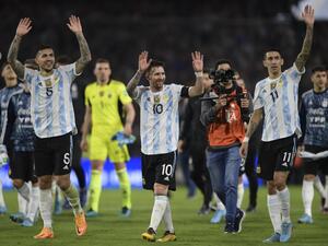 Argentina's Lionel Messi (C), Argentina's Angel Di Maria (R) and Argentina's Leandro Paredes celebrate after the South American qualification football match for the FIFA World Cup Qatar 2022 between Argentina and Venezuela at La Bombonera stadium in Buenos Aires on March 25, 2022. (Photo by JUAN MABROMATA / AFP)