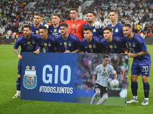 Argentina's players pose for a group picture ahead of the friendly football match between Argentina and the United Arab Emirates at the Mohammed Bin Zayed Stadium in Abu Dhabi, on November 16, 2022. (Photo by Ryan LIM / AFP)