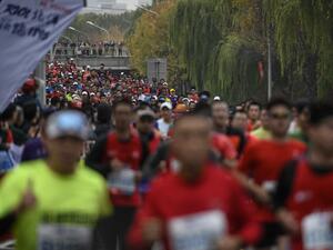 Runners take part in the Beijing Marathon in the Chinese capital on November 6, 2022. (Photo by Jade Gao / AFP)