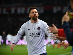 Paris Saint-Germain's Argentine forward Lionel Messi greets supporters ahead of the French L1 football match between Paris Saint-Germain (PSG) and Olympique de Marseille (OM) at the Parc des Princes Stadium in Paris, on October 16, 2022. (Photo by FRANCK FIFE / AFP)