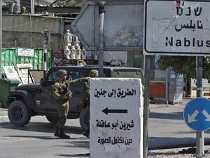 عناصر من جنود الإحتلال على أحد مداخل مدينة نابلس