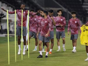 Qatar's players attend a training session for the Qatar National Team at the Jassim bin Hamad stadium in the capital Doha on October 2, 2022. (Photo by KARIM JAAFAR / AFP)