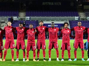 Qatar's players pose for a team photo prior to the friendly football match between Chile and Qatar in Vienna on September 27, 2022. (Photo by JOE KLAMAR / AFP)